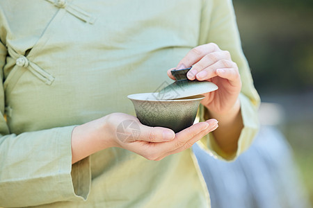 素雅女性手拿茶杯特写图片