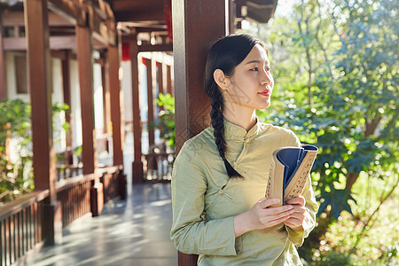 气质女性公园赏植看书图片