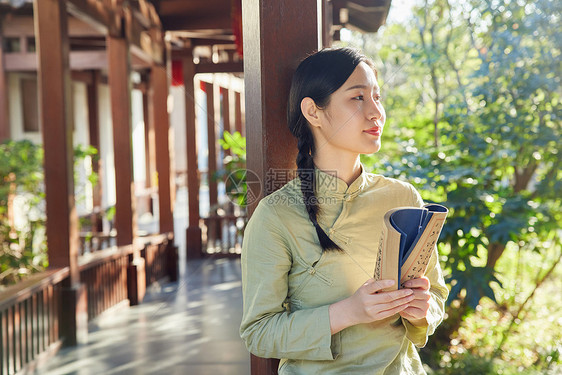 气质女性公园赏植看书图片