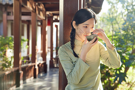 在户外品茶的气质美女图片