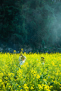 春天踏青赏油菜花拍照图片