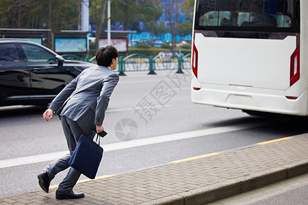 追赶公交车的商务男青年图片