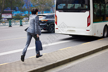 追赶公交车的商务男青年图片