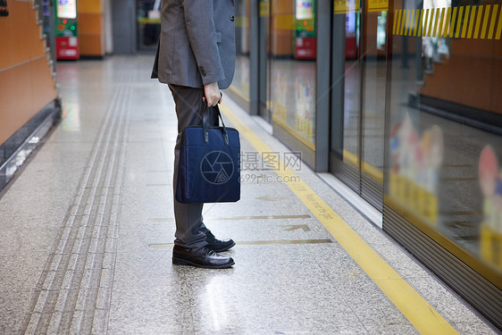 等待地铁的男性腿部特写图片