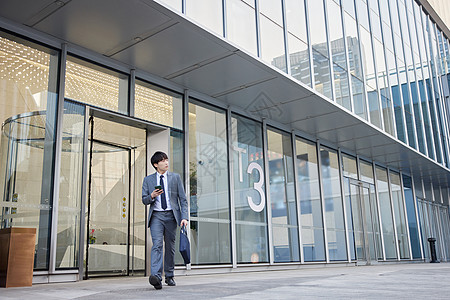 下班走出写字楼的商务男性图片素材