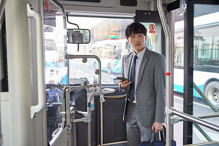 乘坐公交车的商务男性形象图片