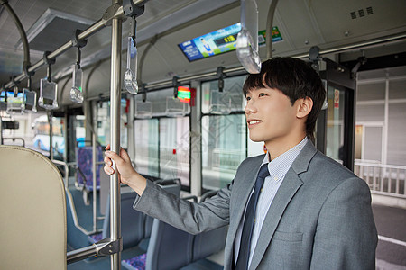 乘坐公交车的商务男性图片