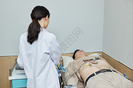 医生使用精密仪器给病人检查身体图片