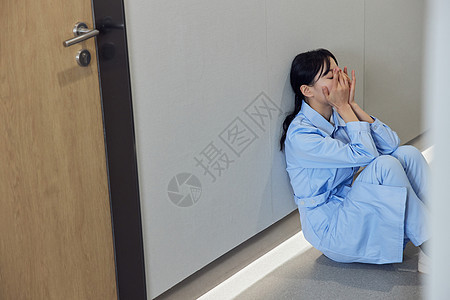 崩溃地坐在医院走廊的护士图片