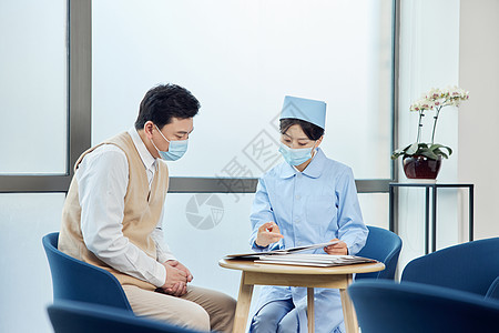 病人和护士在医院大厅交谈图片