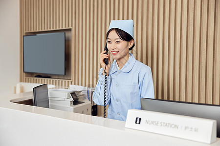 医院前台护士站打电话的女护士图片
