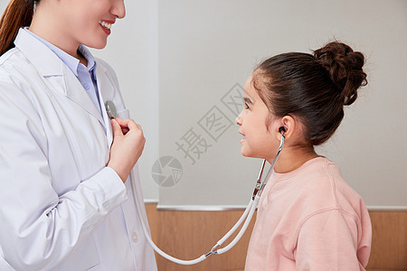 小女孩听听诊器里的心跳图片