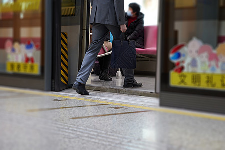 乘坐地铁的商务男性腿部特写图片