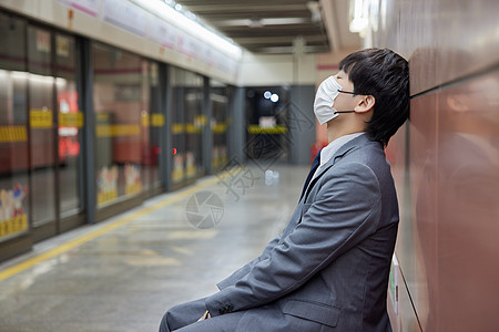 商务男生乘坐地铁疲惫的男青年背景