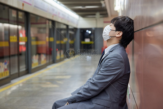 乘坐地铁疲惫的男青年图片