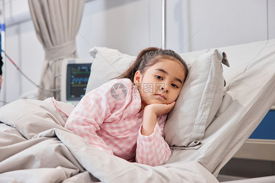 生病住院的小女孩图片