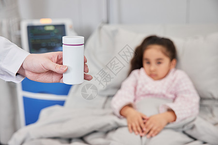 小女孩生病住院吃药图片