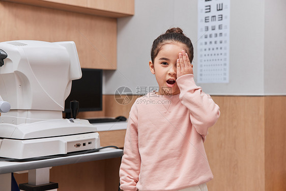 医院检查视力的小女孩图片