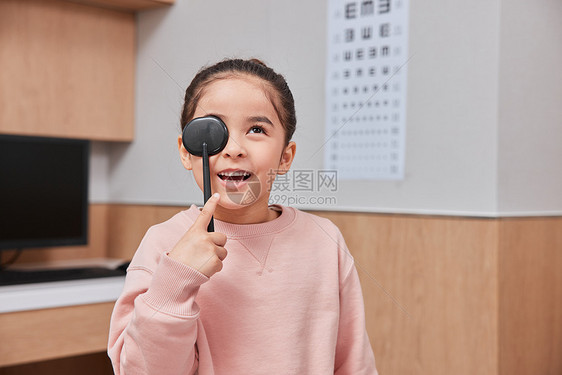 在医院检查视力的女孩图片