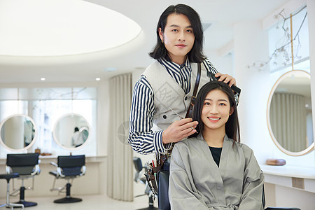 理发师跟顾客沟通发型设计图片