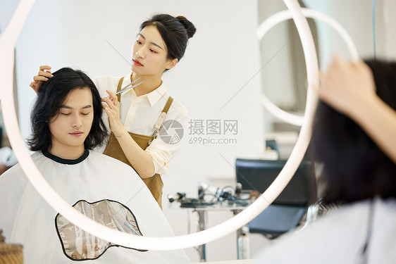 女性理发师给男顾客设计发型图片