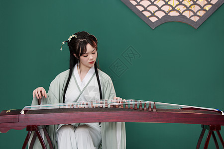 中国风典雅美女弹古筝背景图片
