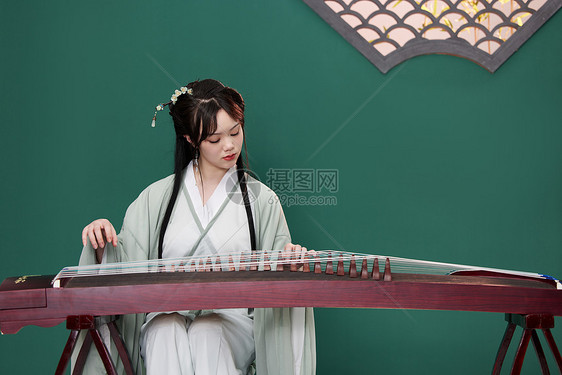 中国风典雅美女弹古筝图片