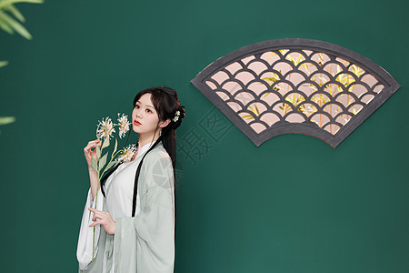 中国风典雅美女手拿菊花图片