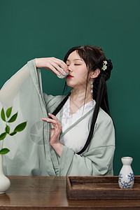 古风汉服美女拿酒杯饮酒图片