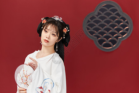 拿梅花扇子的中国风传统古装美女图片