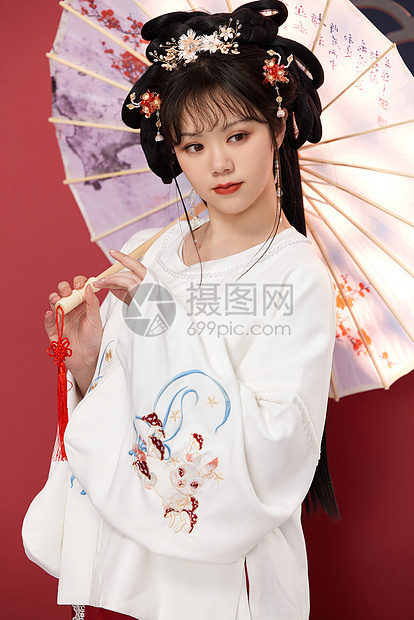 中国风传统梅花汉服美女撑伞图片