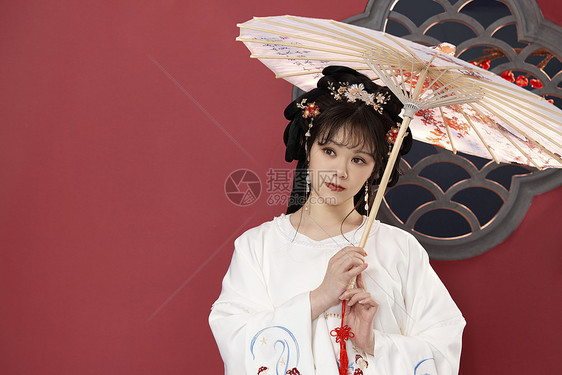 梅花汉服美女撑伞图片