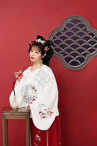 国风传统古装美女拿梅花图片