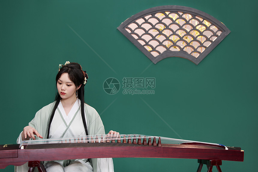 中国风美女弹古筝形象图片