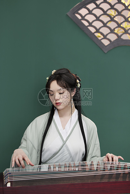 中国风古典美女弹古筝图片