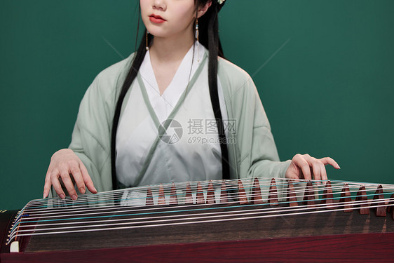 中国风传统文化美女弹古筝特写图片