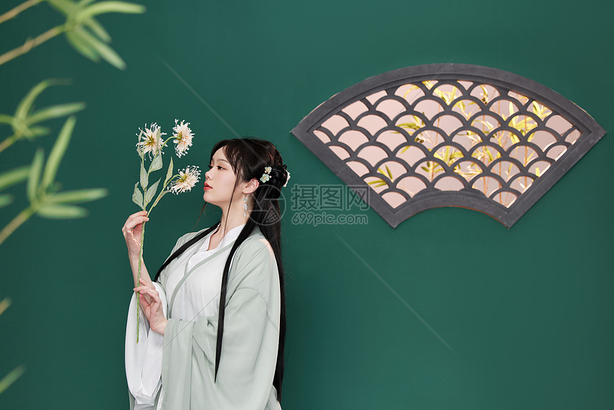 唯美古风汉服美女手拿菊花图片