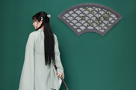 汉服传统古装美女手持宝剑侧影背景图片