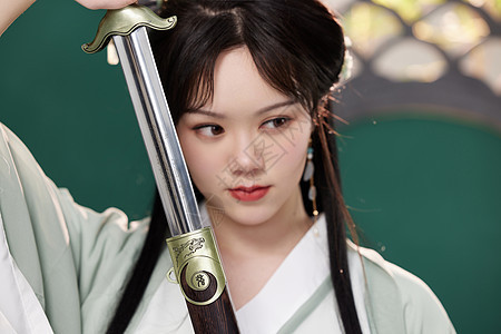 中国风传统汉服美女手持宝剑特写图片
