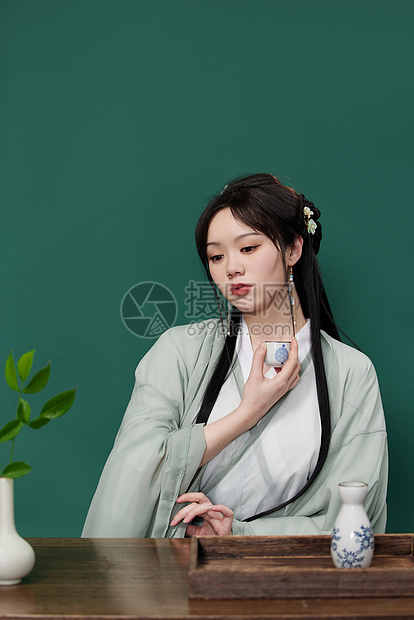 古风汉服美女拿酒杯形象图片