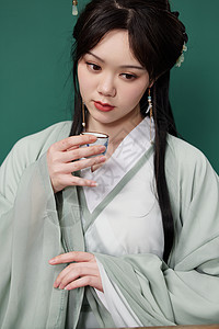 国风汉服美女拿酒杯饮酒图片