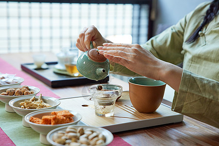 倒茶的青年女性手部特写图片