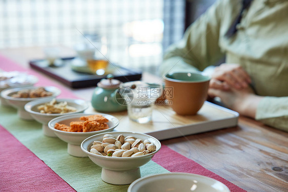 茶馆喝茶吃点心特写图片