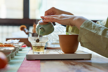 女性喝茶泡茶的青年女性手部特写背景