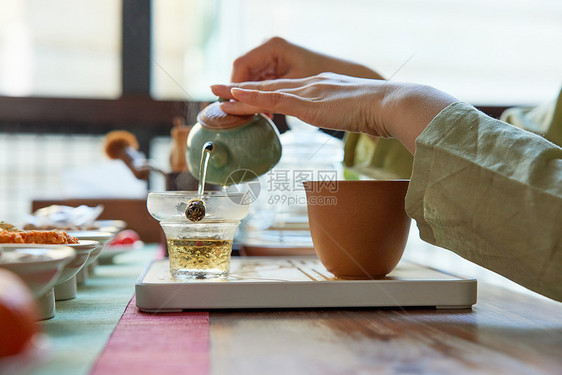 泡茶的青年女性手部特写图片