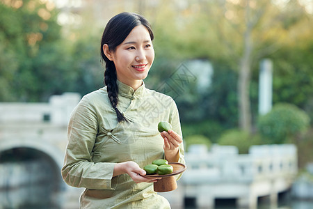 青年女性品尝青团图片