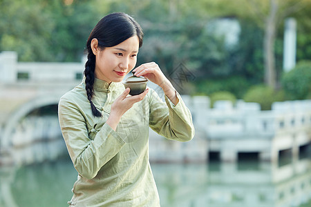 在户外品茶的气质美女图片