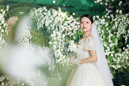 穿婚纱的美丽新娘步入婚姻殿堂背景图片