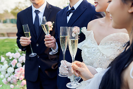 举行户外婚礼的新人喝香槟特写图片