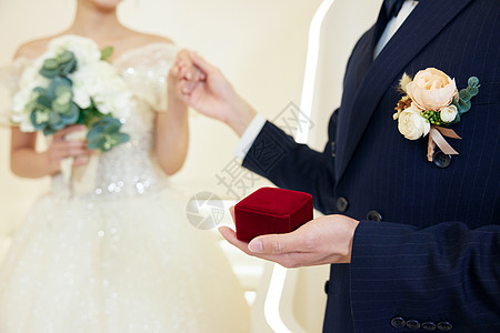 婚礼上牵手的新郎新娘特写图片